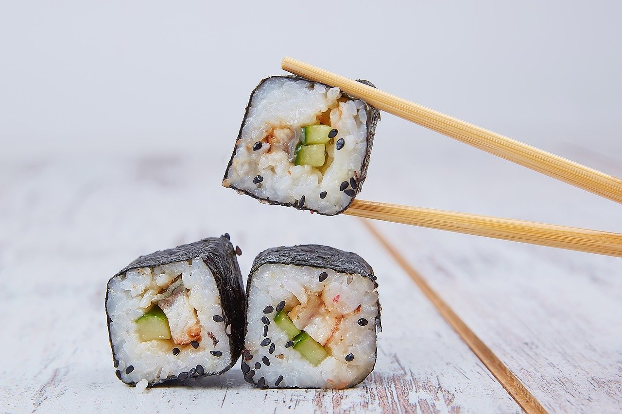 Manger des sushis avec des baguettes : L'erreur que l'on commet tous ! 